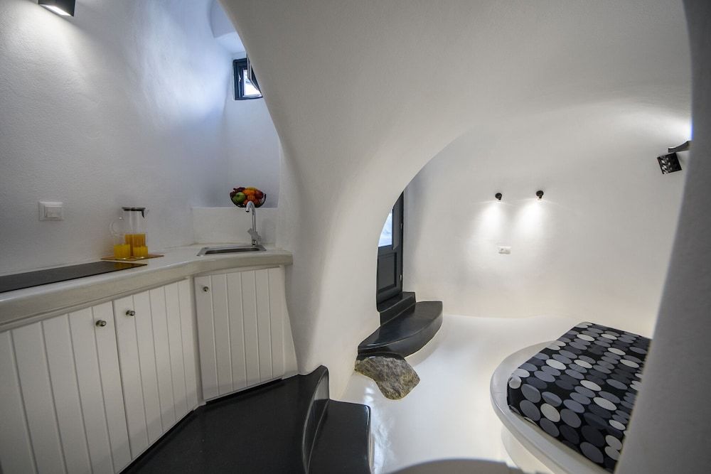 The Luna Cavern 2 with Hot Tub White Deluxe Apartment 5