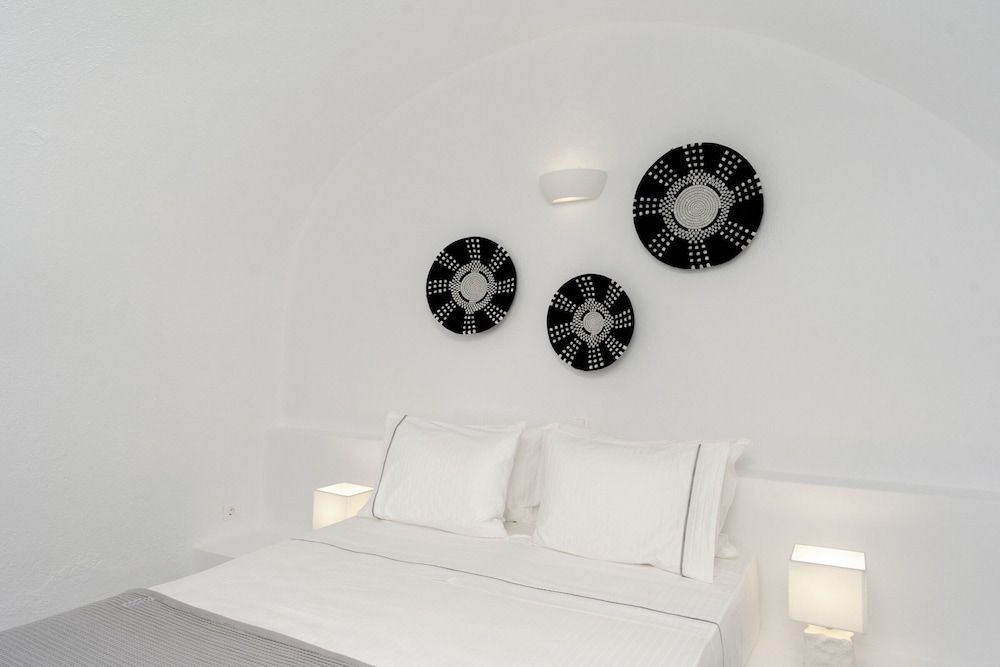 Anemos Fira Caldera View Family Room 4