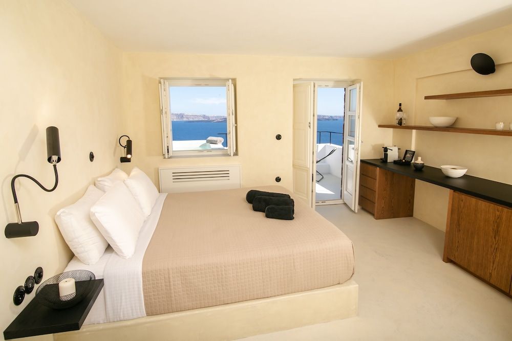 Platis Residence Villa Platis Deluxe Suite, Grande Caldera View with outdoor Hot Tub 4