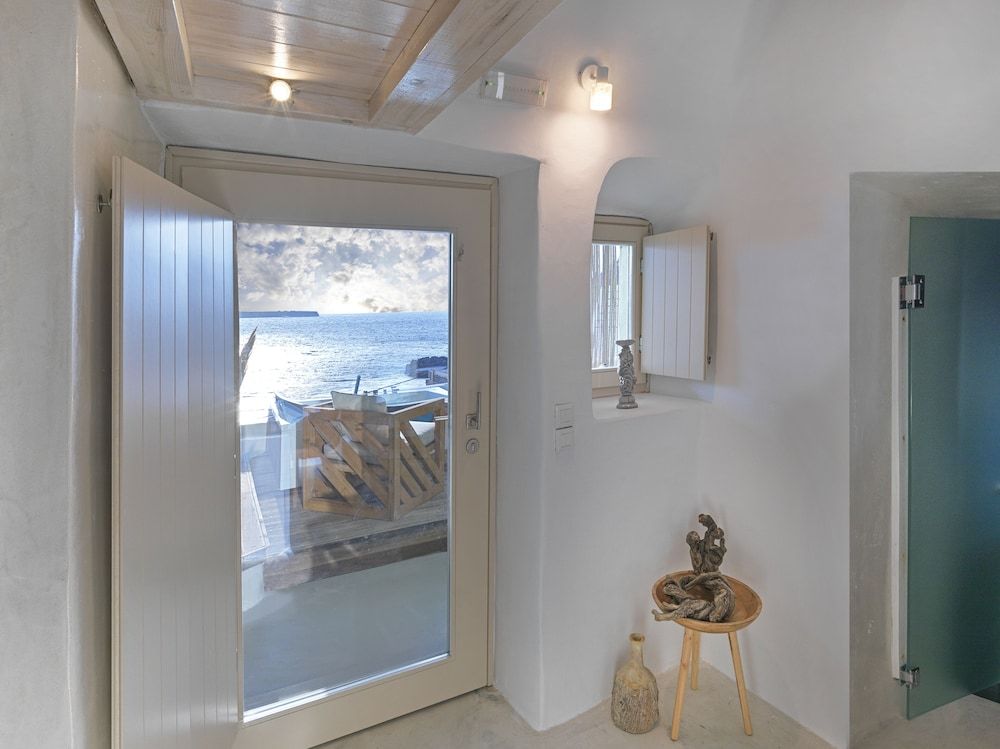 Secret Gem Suites Exclusive Studio Suite, 1 Queen Bed, Hot Tub, Sea View 9