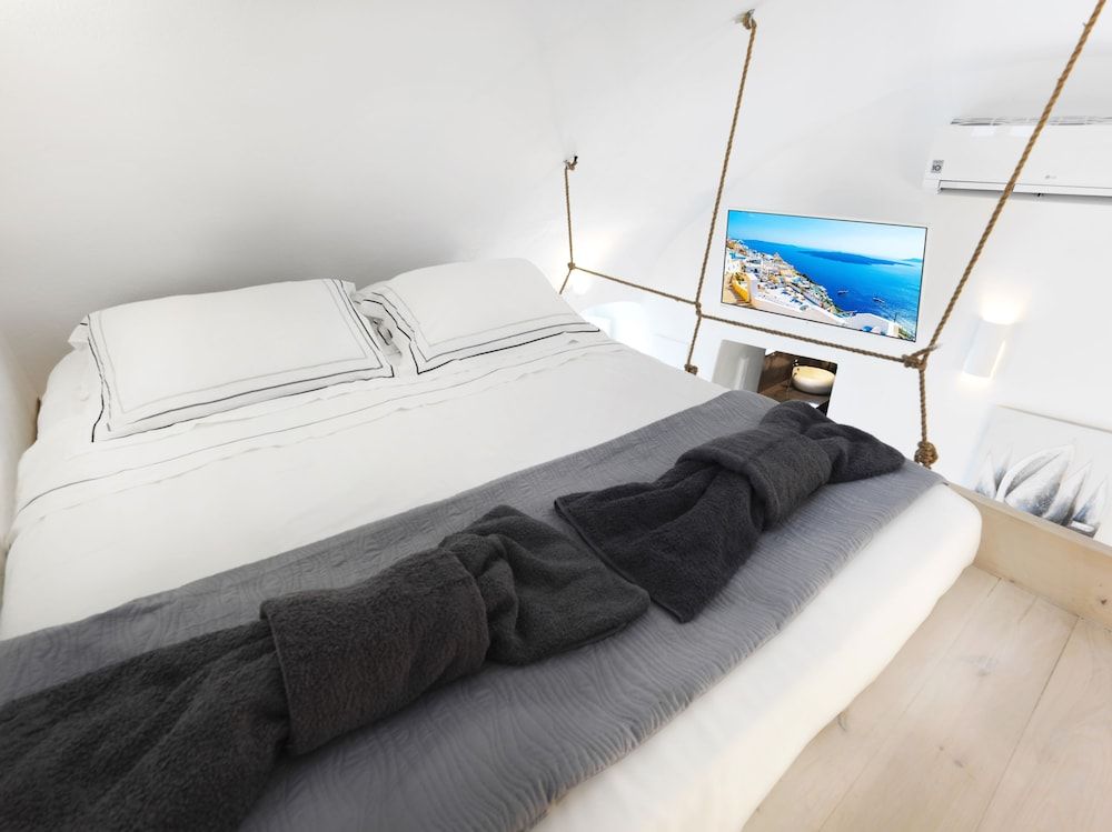 Secret Gem Suites Exclusive Studio Suite, 1 Queen Bed, Hot Tub, Sea View 2