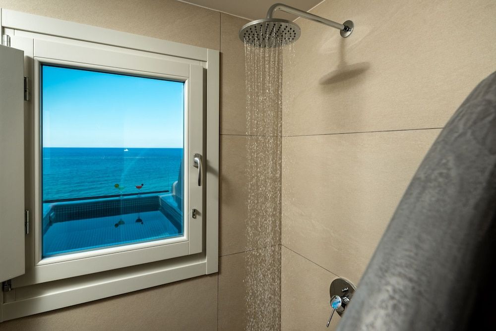 Neoma Luxury Suites Luxury Apartment, 1 King Bed with Sofa bed, Ocean View 8