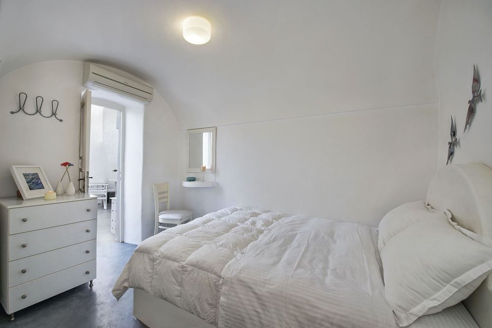 undefined Spacious 3-bed Villa With Private Pool in Pyrgos 6