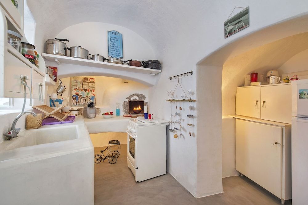 undefined Spacious 3-bed Villa With Private Pool in Pyrgos 2