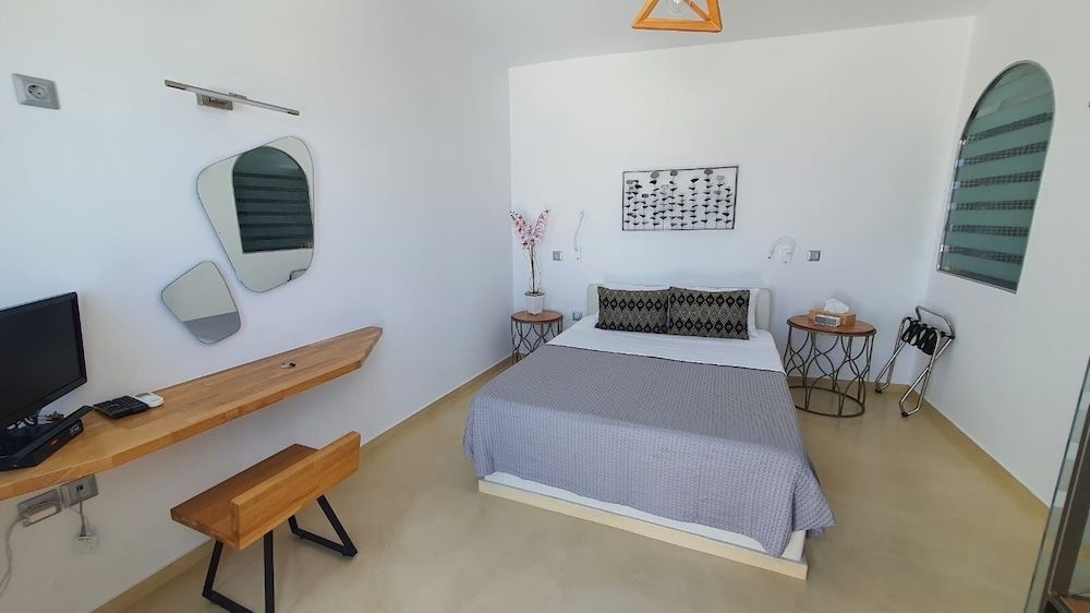 Caldera's Majesty Standard Suite, Hot Tub, Sea View 5