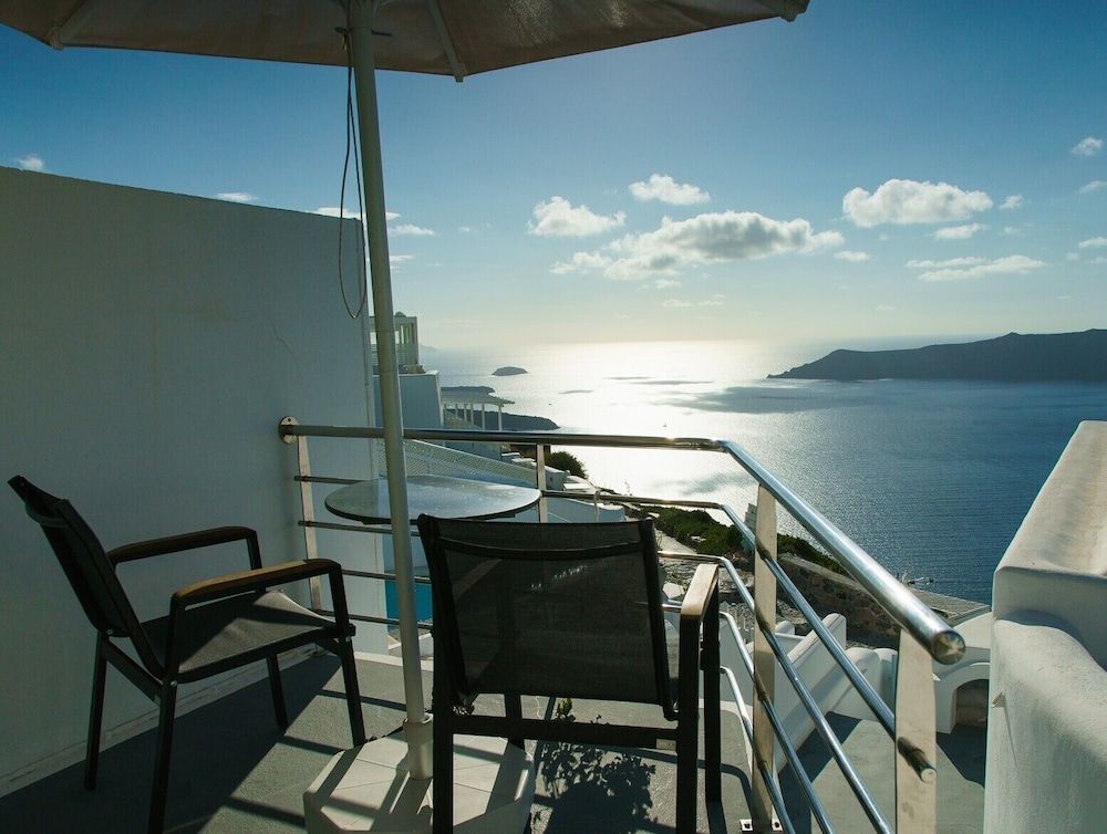 Caldera's Majesty Standard Suite, Hot Tub, Sea View 10