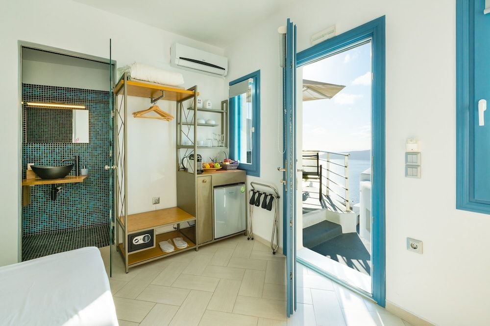 Caldera's Majesty Standard Suite, Hot Tub, Sea View 15