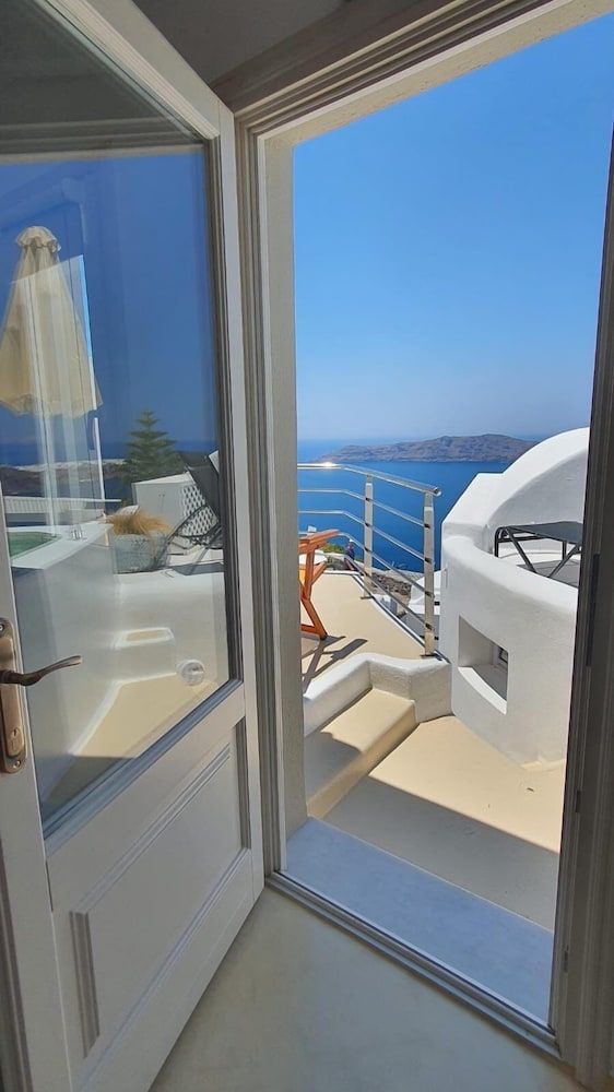 Caldera's Majesty Standard Suite, Hot Tub, Sea View 9