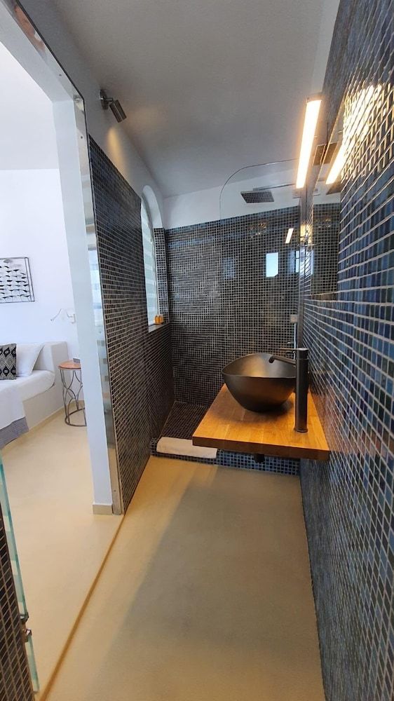 Caldera's Majesty Standard Suite, Hot Tub, Sea View 16
