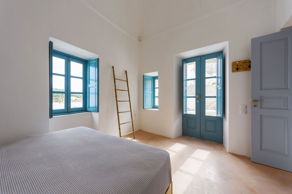 Santorinio Yellow House Family Villa 5
