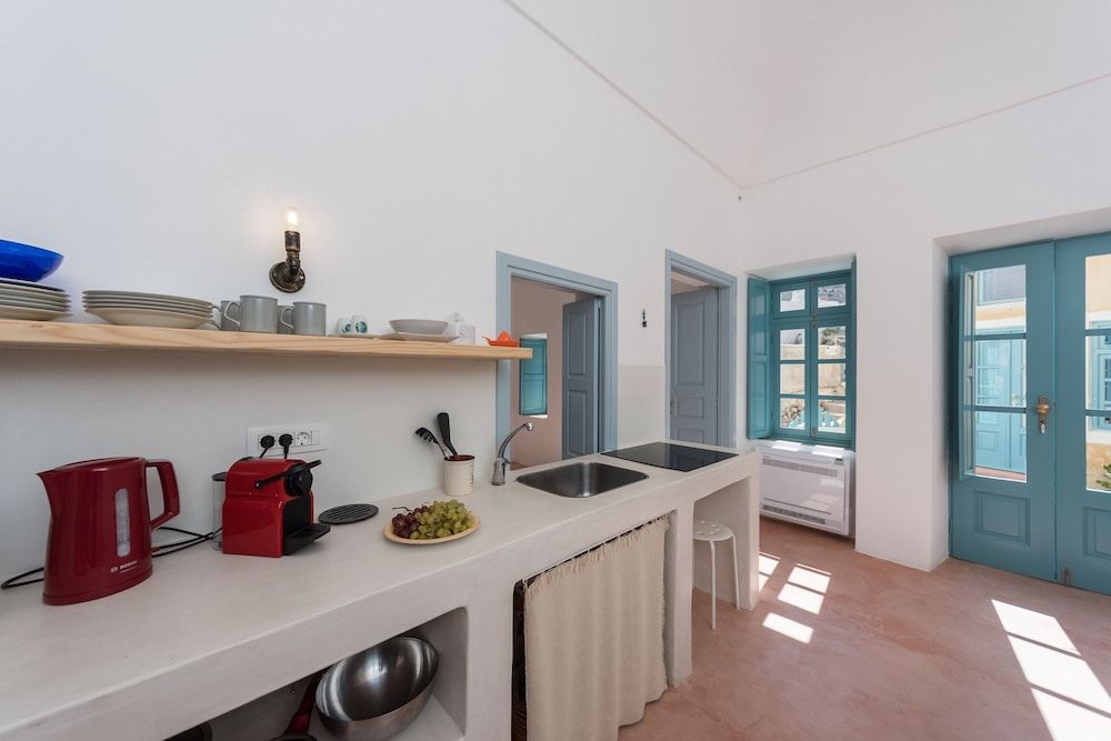 Santorinio Yellow House Family Villa 8