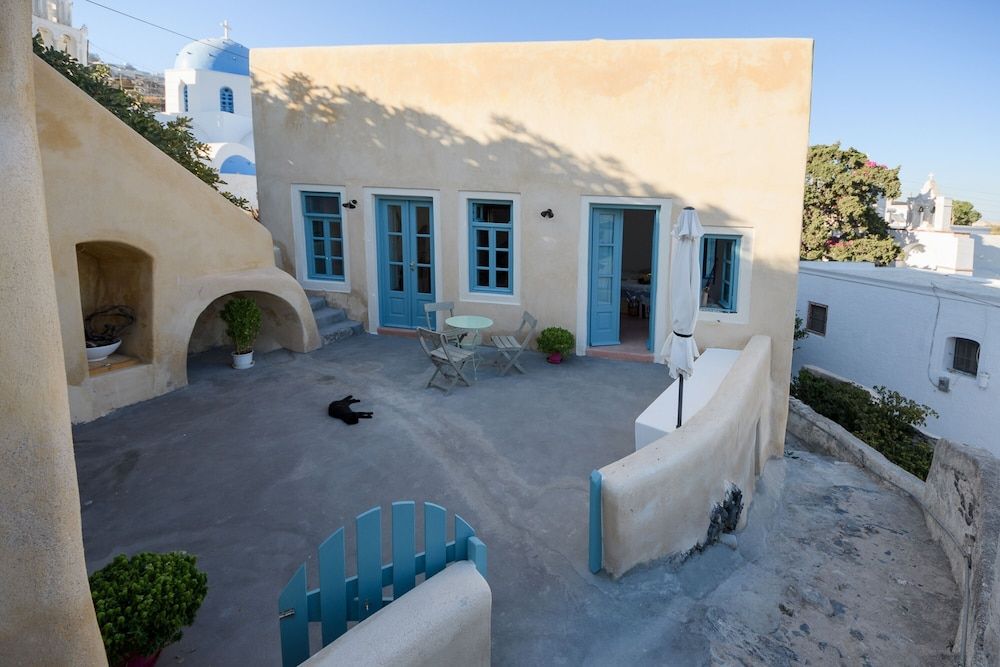 Santorinio Yellow House Family Villa 14