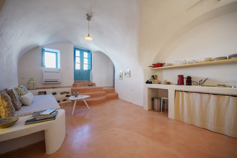 Santorinio Yellow House Villa 12