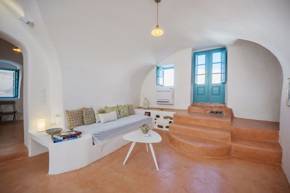 Santorinio Yellow House Villa 11