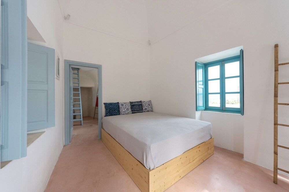 Santorinio Yellow House Family Villa 6