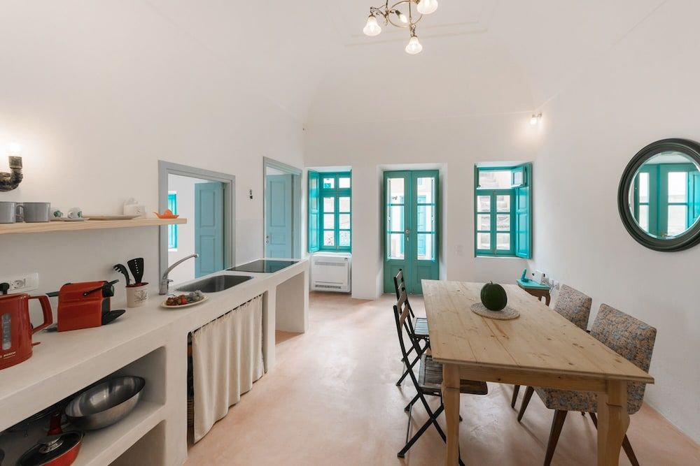 Santorinio Yellow House Family Villa 9