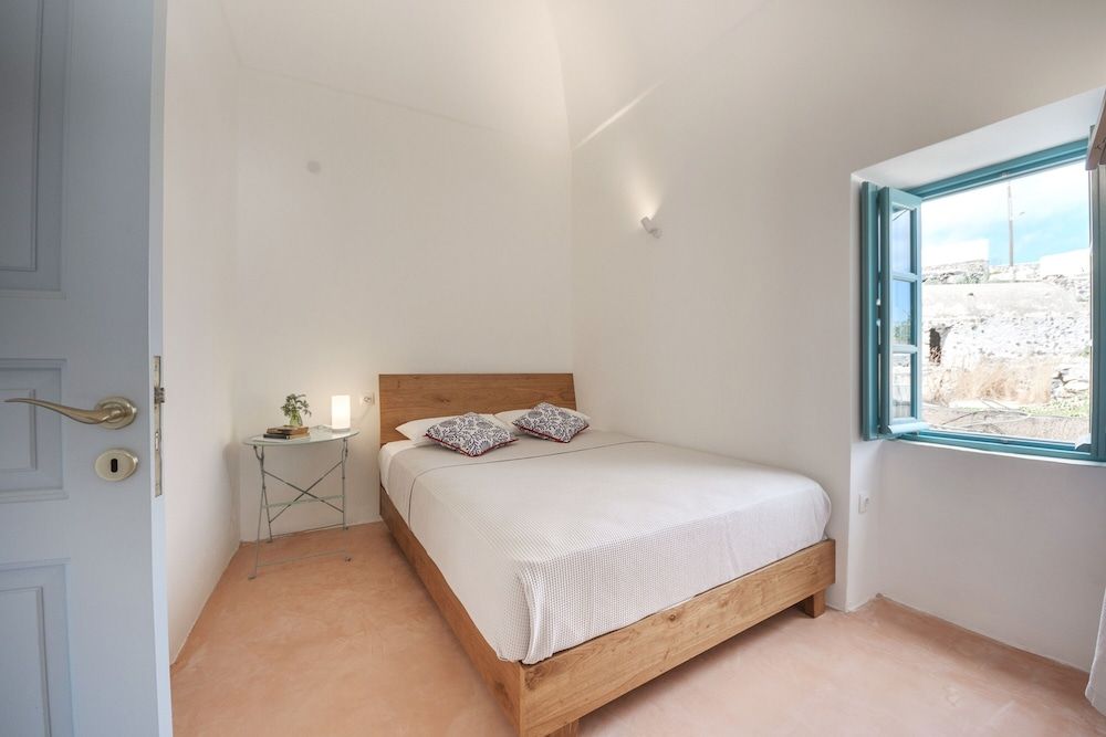 Santorinio Yellow House Family Villa 3