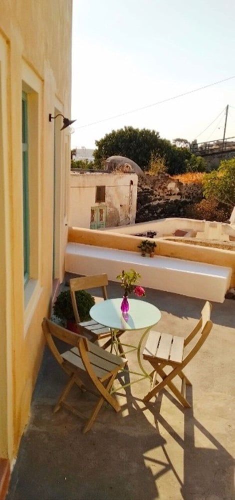 Santorinio Yellow House Family Villa 12