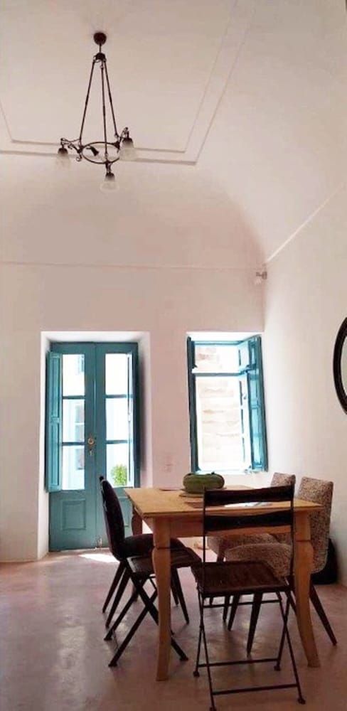Santorinio Yellow House Family Villa 11