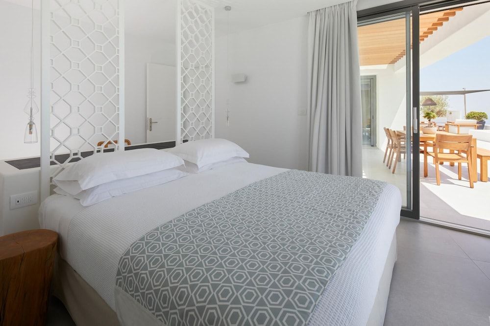 Kamini White I Villa Villa, Accessible