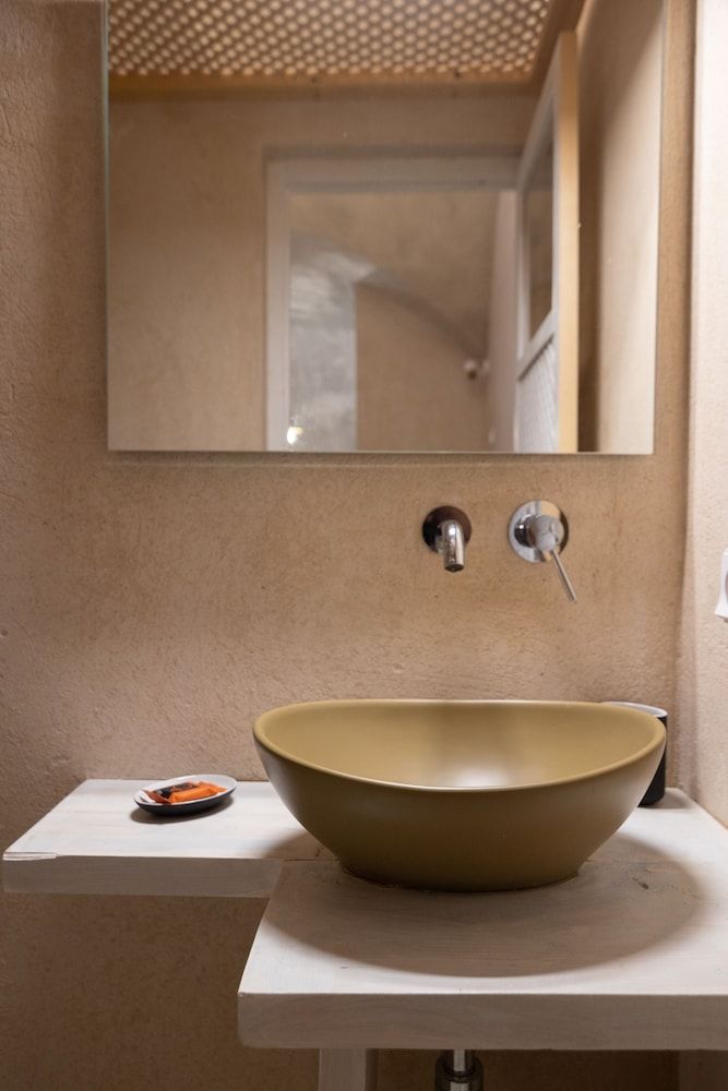 OIA CELLARS Deluxe Cellar III with Outdoor Hot Tub 5