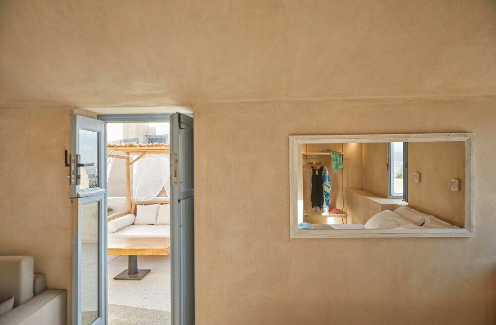 OIA CELLARS Premier Cellar IV with Outdoor Hot Tub and Sea View 11