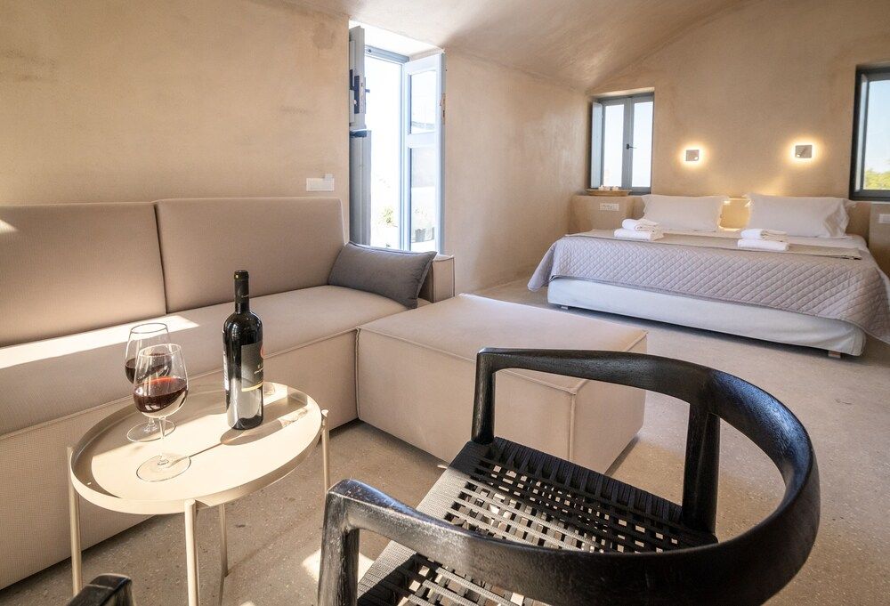 OIA CELLARS Premier Cellar IV with Outdoor Hot Tub and Sea View 10