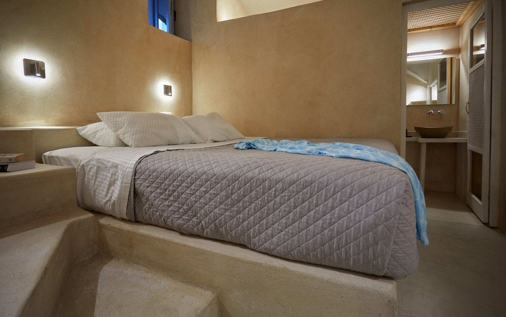 OIA CELLARS Deluxe Cellar III with Outdoor Hot Tub 3