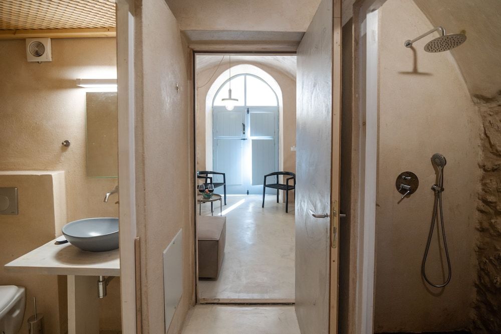 OIA CELLARS Superior Cellar ( I and II) with Outdoor Hot Tub 20