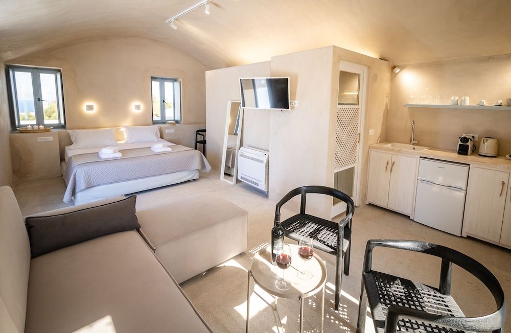 OIA CELLARS Premier Cellar IV with Outdoor Hot Tub and Sea View