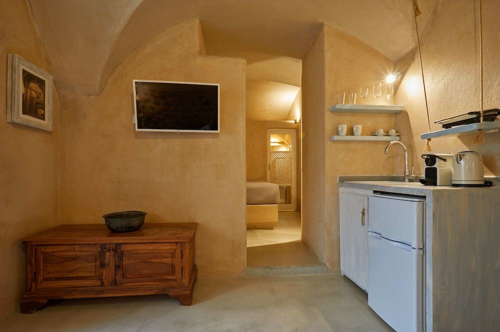 OIA CELLARS Deluxe Cellar III with Outdoor Hot Tub 9