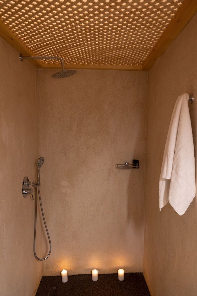 OIA CELLARS Deluxe Cellar III with Outdoor Hot Tub 6