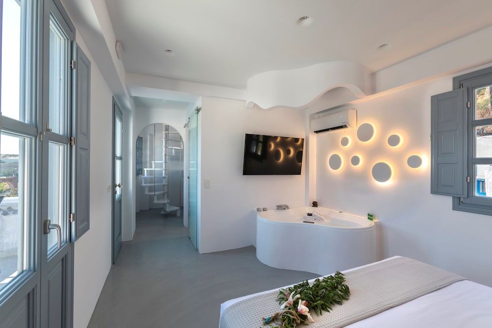 BlackStone Luxury Suites King Suite with Spa Bath 5