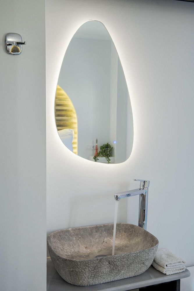 BlackStone Luxury Suites Superior Suite with Spa Bath 9