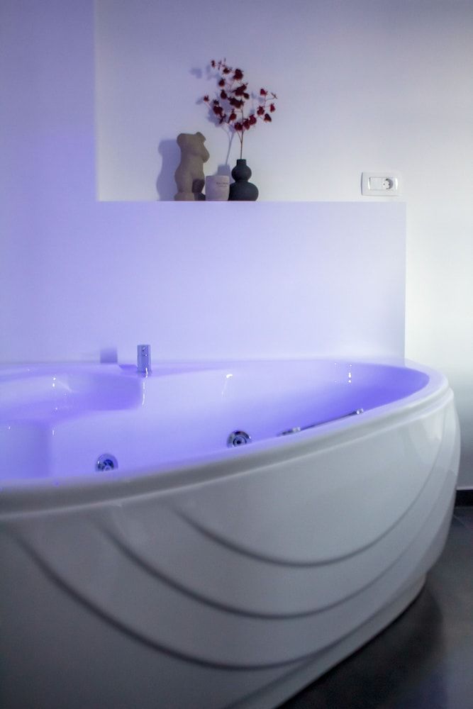 BlackStone Luxury Suites Superior Suite with Spa Bath 11