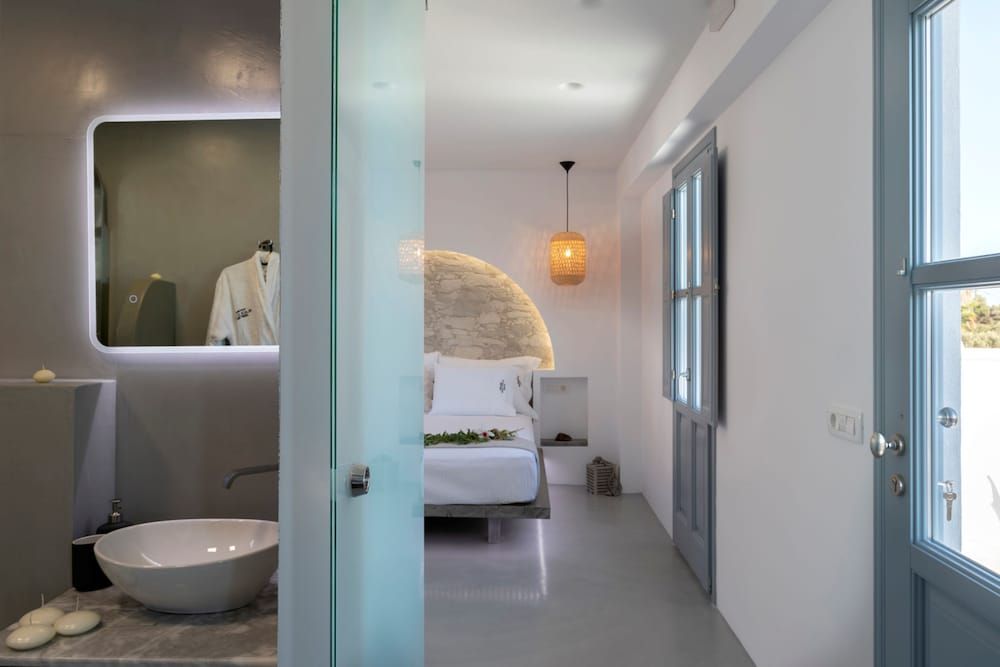 BlackStone Luxury Suites King Suite with Spa Bath 11