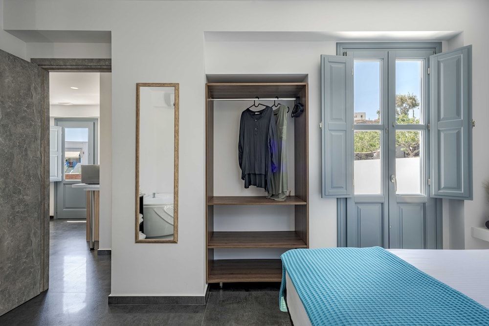 BlackStone Luxury Suites Superior Suite with Spa Bath 13