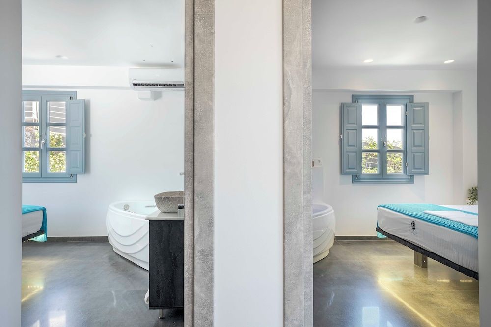 BlackStone Luxury Suites Superior Suite with Spa Bath 12