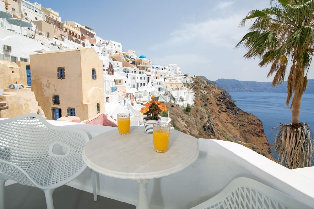 Vogue Suites Cave Standard Studio with Caldera View 9