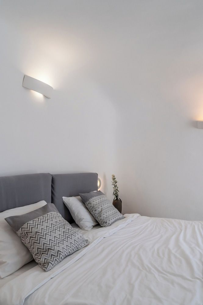 Vogue Suites Cave Standard Studio with Caldera View 8