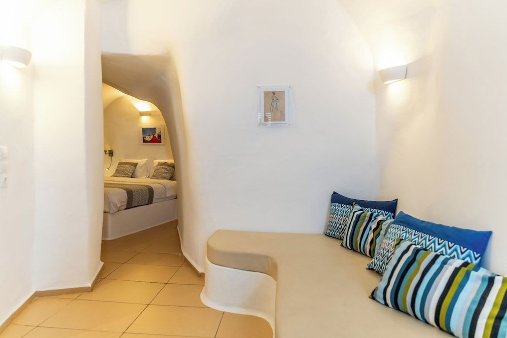 Vogue Suites Cave Suite with Sunset View 8