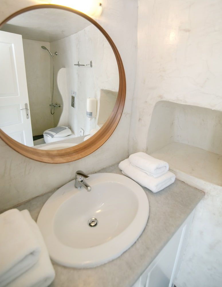 Vogue Suites Cave Standard Studio with Caldera View 12