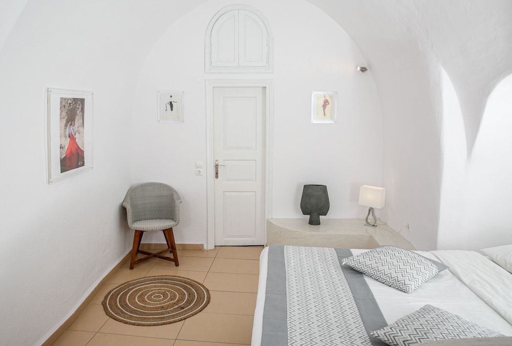 Vogue Suites Cave Standard Studio with Caldera View 13