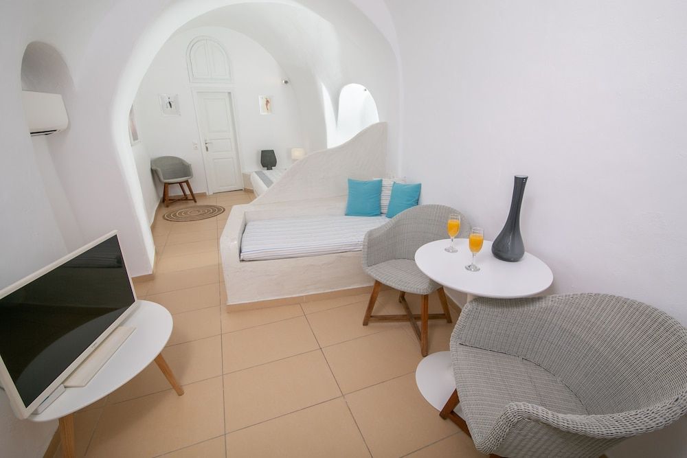 Vogue Suites Cave Standard Studio with Caldera View 14