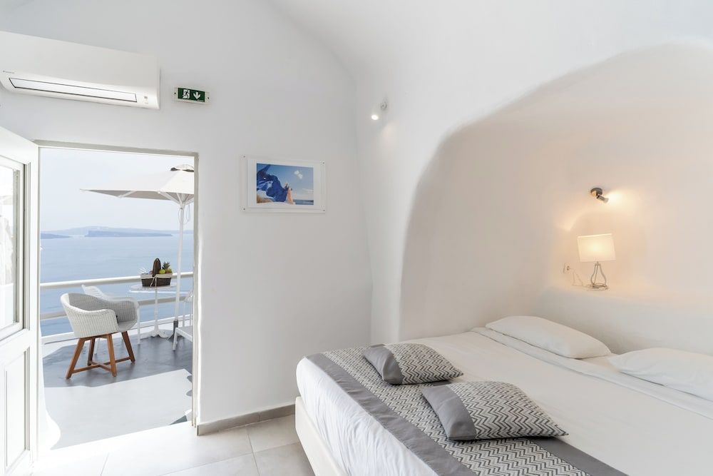 Vogue Suites Cave Standard Studio with Caldera View 7