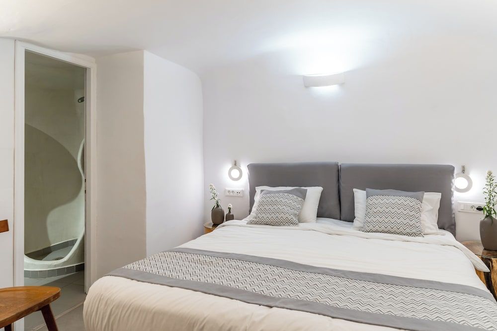 Vogue Suites Cave Standard Studio with Caldera View 6