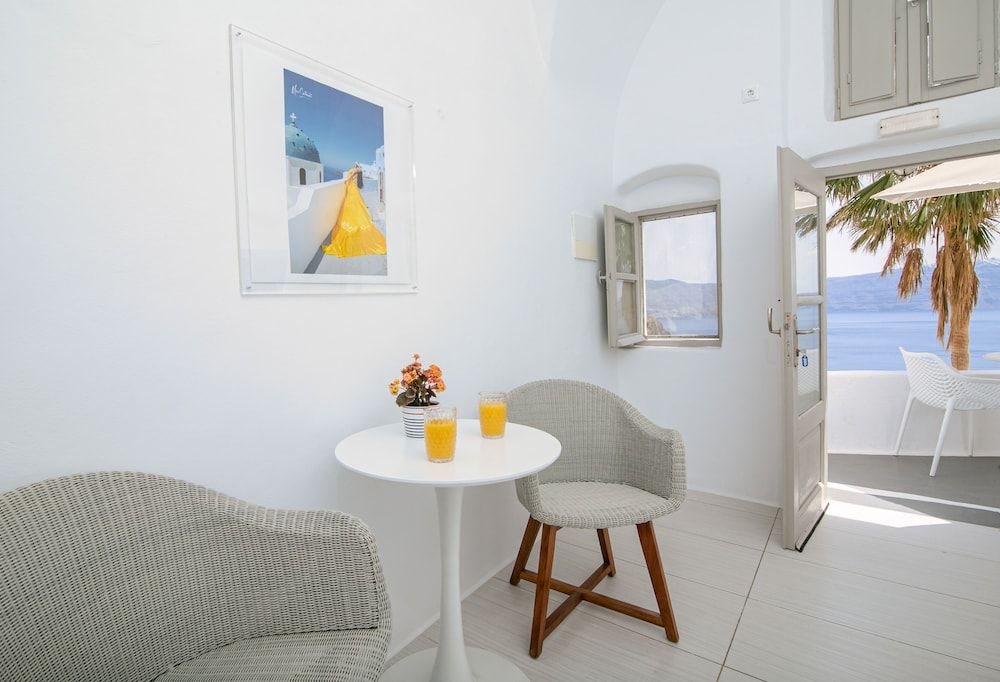 Vogue Suites Cave Standard Studio with Caldera View 15