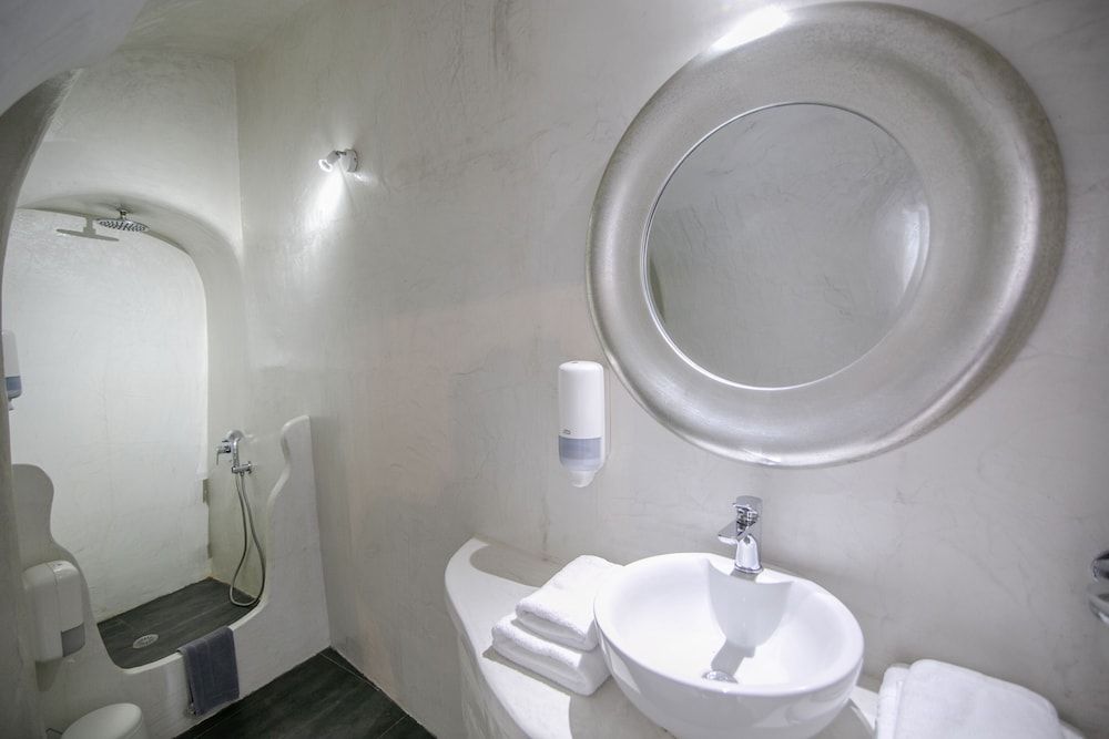 Vogue Suites Cave Suite with Sunset View 6