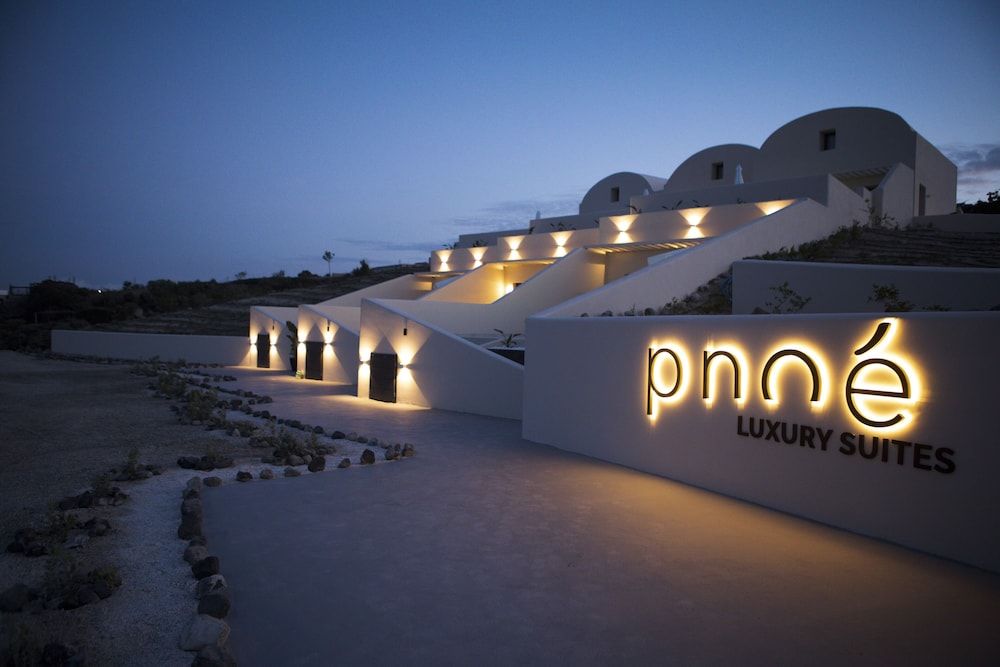 undefined Pnoé Luxury Suites 3