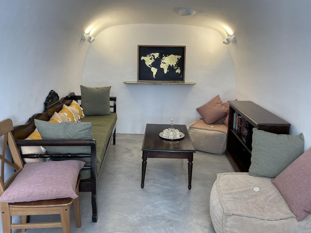 undefined Charming 2-bed Villa in Thera With Outdoor hot tub 9